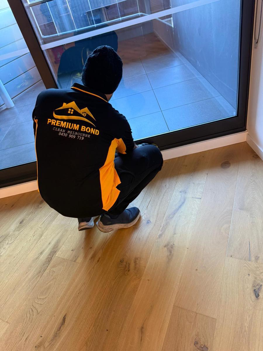 Holding cleaning tools